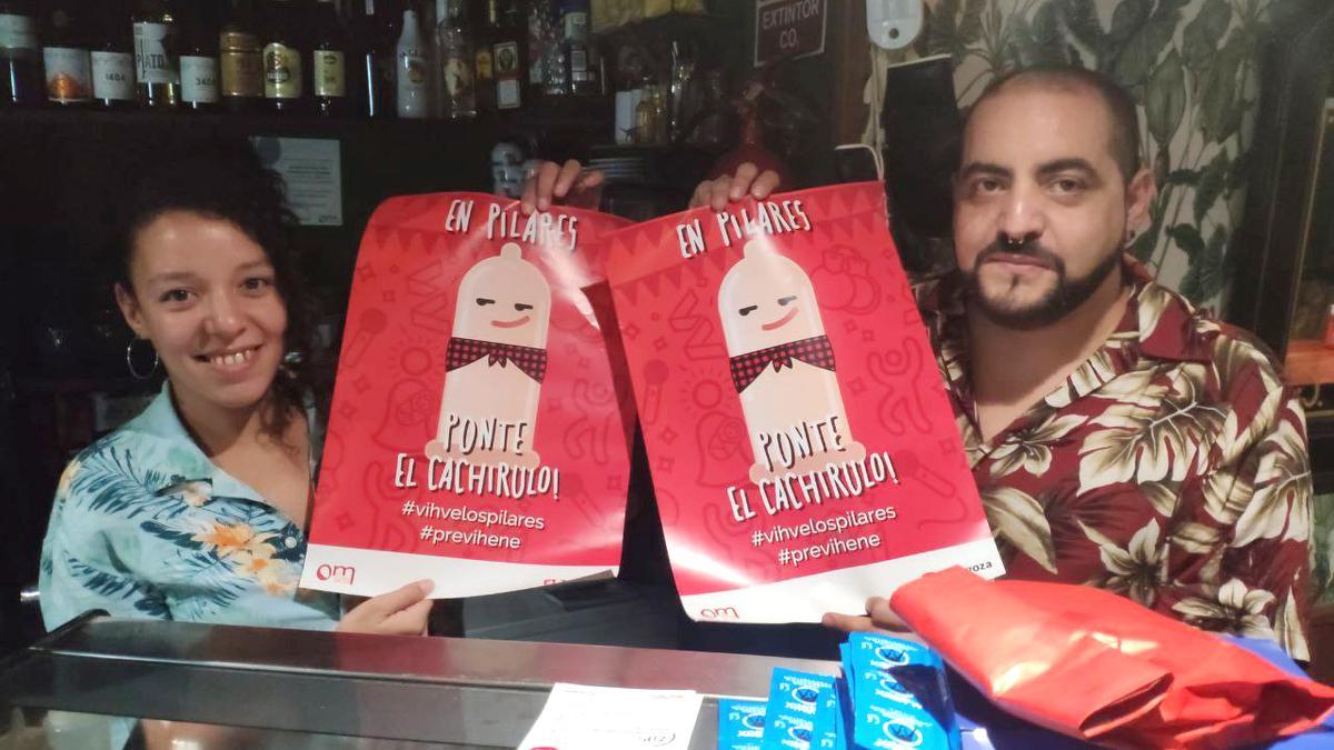 Empleados del bar Crápula, en Zaragoza, con el material.