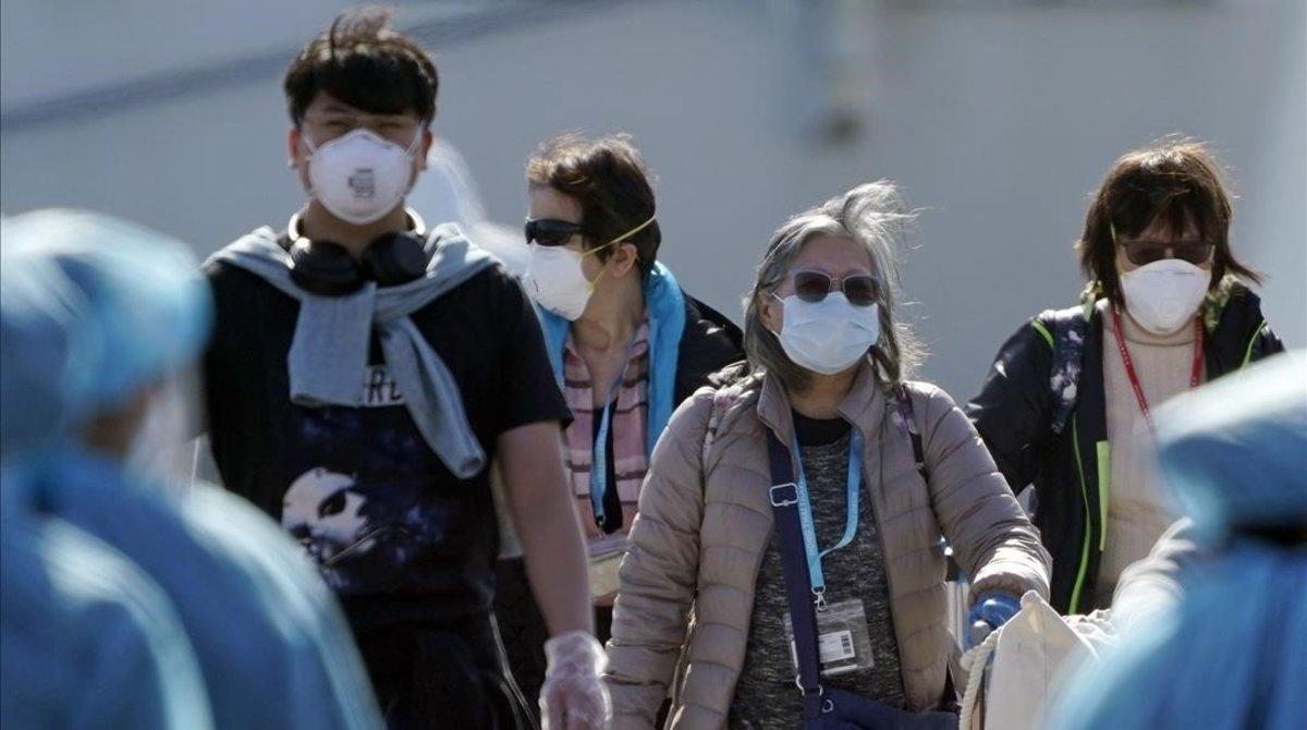 Pasajeros en un control sanitario tras desembarcar del crucero Diamond Princess en Yokohama, al sur de Tokio.