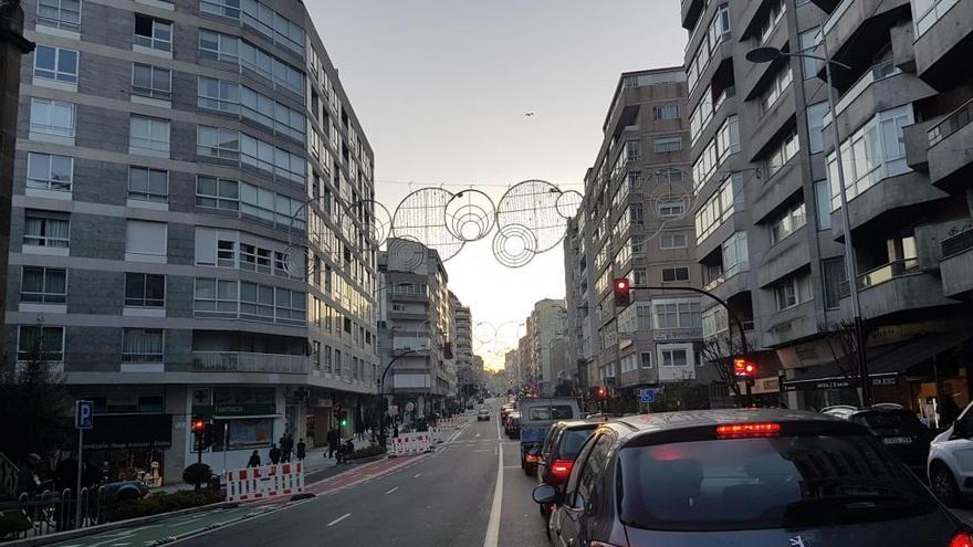 La cola de coches abarca toda la calle Venezuela. // FdV