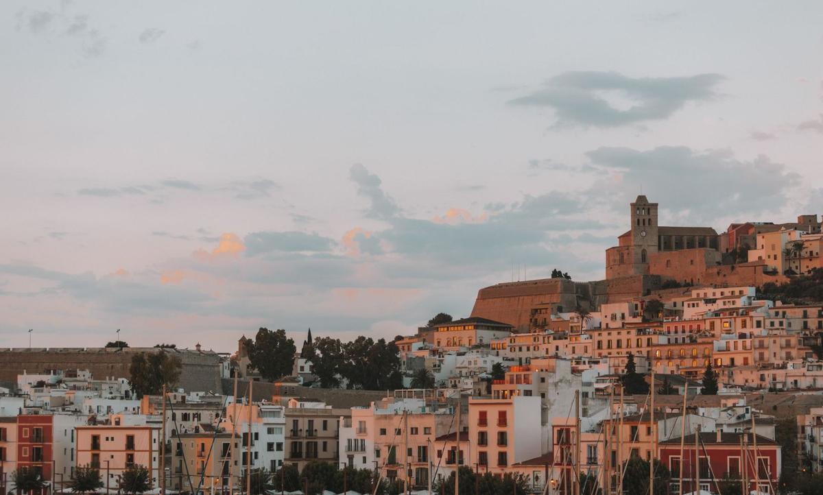 Vista del puerto de Eivissa y de la ciudad amurallada de Dalt Vila con la catedral de Santa María en lo más alto. | SALVATORE AQUILANI - AYUNTAMIENTO DE EIVISSA