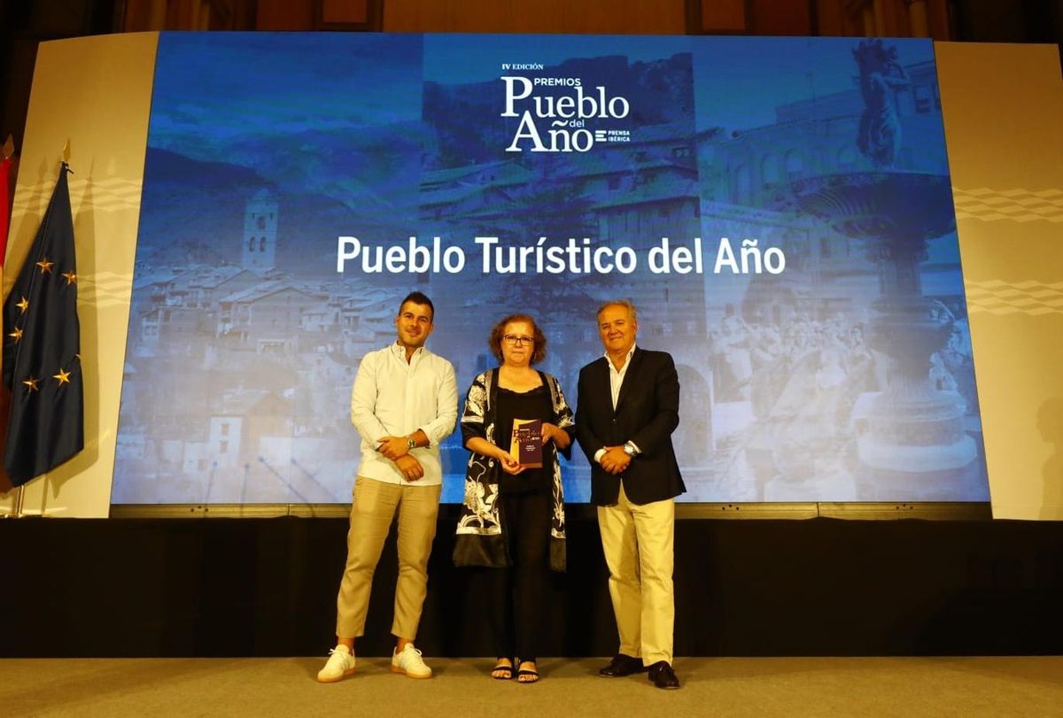 Teresa Pueyo, alcaldesa de Uncastillo, junto a Jorge Moncada, director general de Turismo del Gobierno de Aragón y Carlos Gimeno, responsable de Desarrollo de Negocio de Embou.