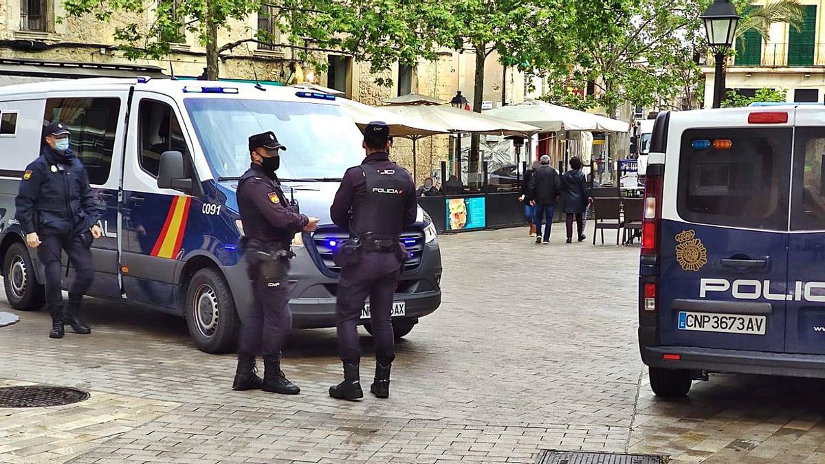 Varios de los agentes que participaron ayer en la operación en Manacor. | CNP