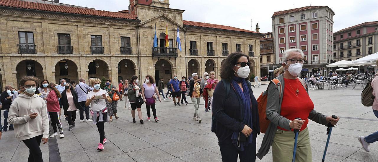 Un grupo de turistas, días atrás, recorriendo el casco histórico de Avilés. | Ricardo Solís