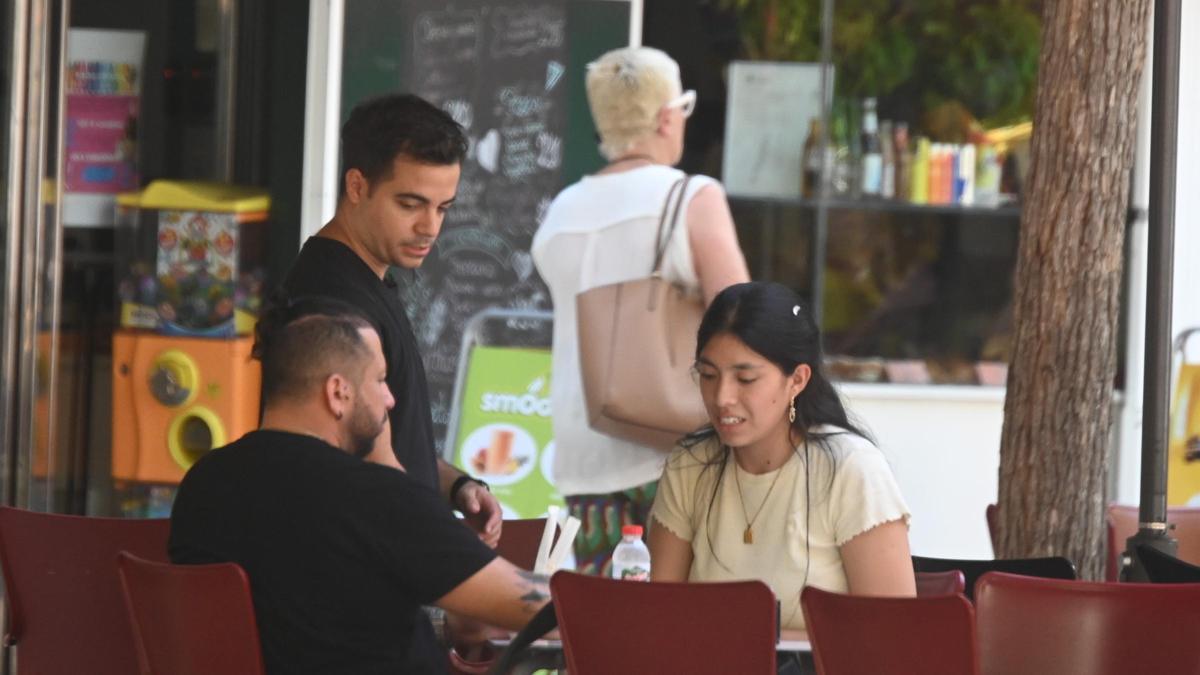 Un camarero atiende a unos clientes en un establecimiento ubicado en el centro de Castelló, este miércoles.