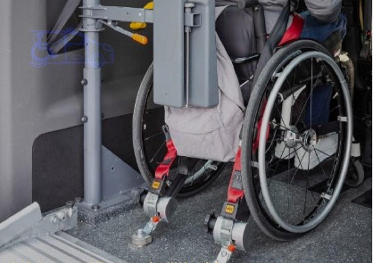 Anclajes de una silla en un taxi adaptado.