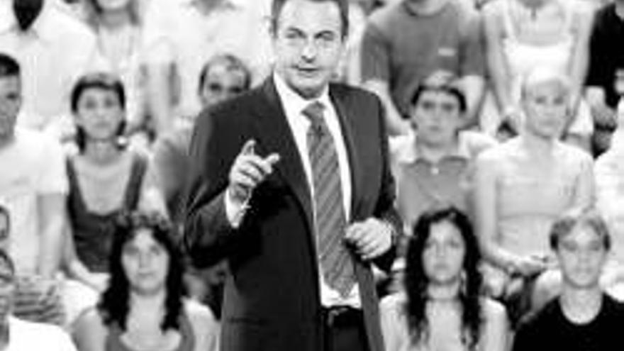 Zapatero resta importancia a los &quot;insultos&quot; de los populares