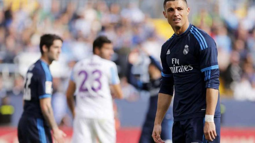 Cristiano Ronaldo se lamenta durante el partido de ayer contra el Málaga.