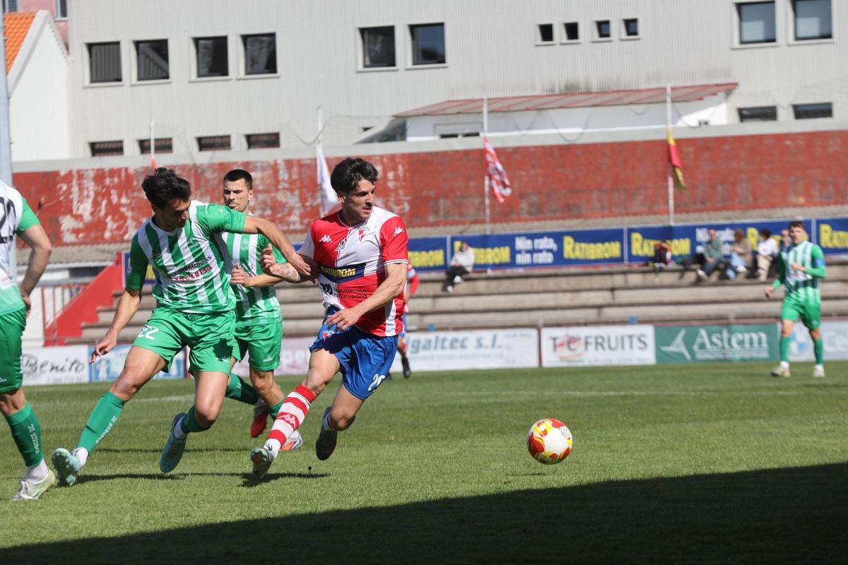 Lance del partido entre el Arosa y el Somozas