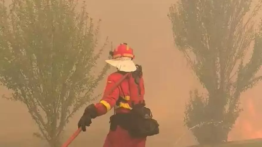 Los bomberos trabajan en sostener el fuego, ya en las piscinas de Uncastillo.