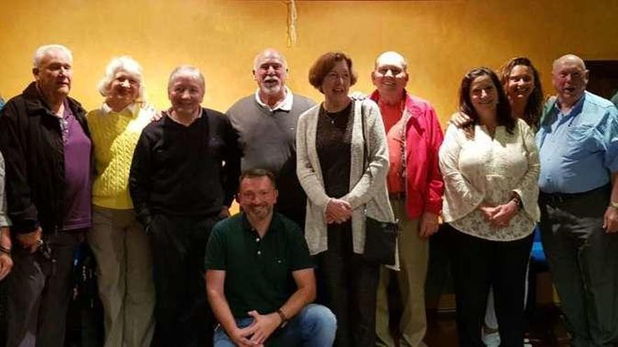 El grupo de estadounidenses con la alcaldesa, Natalia González (tercera por la derecha) y el edil de Cultura, José Luis Suárez, agachado.