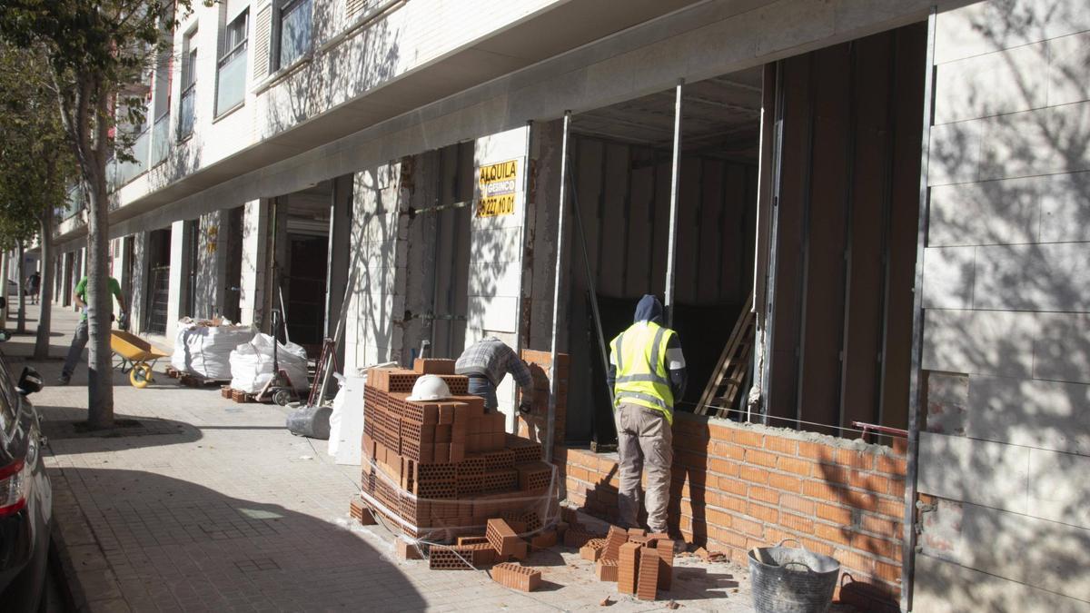 Obras para reconvertir bajos en viviendas en el sector Palasiet de Xàtiva.
