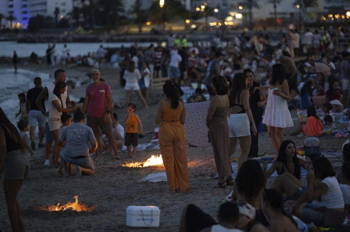 Ibiza salta al verano en la Nit de Sant Joan