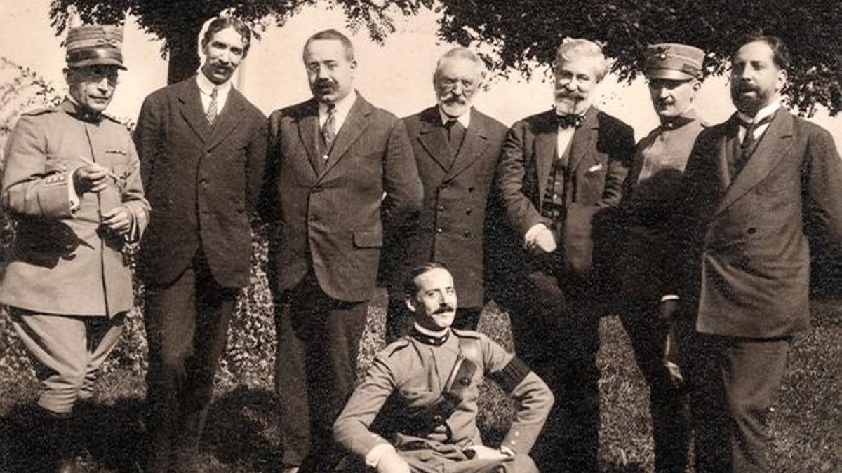 Miguel de Unamuno junto a los acompañantes de su viaje al frente italiano, en septiembre de 1917.