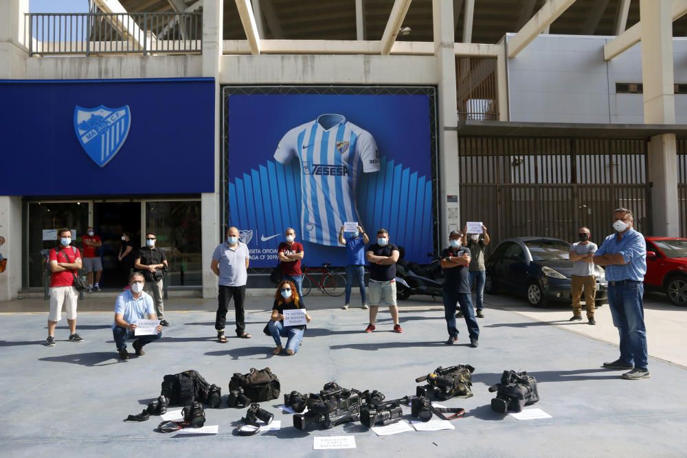Los informadores gráficos de toda España han organizado hoy diferentes manifestaciones simultáneas para protestar contra las restricciones de LaLiga para entrar a los estadios cuando se reanude la competición. En Málaga, los compañeros gráficos se han concentrado ante La Rosaleda para unirse a esta protesta.