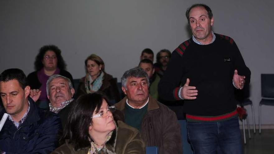 Antonio Otero, de pie, en una charla en la Casa da Cultura sobre la Lei de Acuicultura. // Muñiz