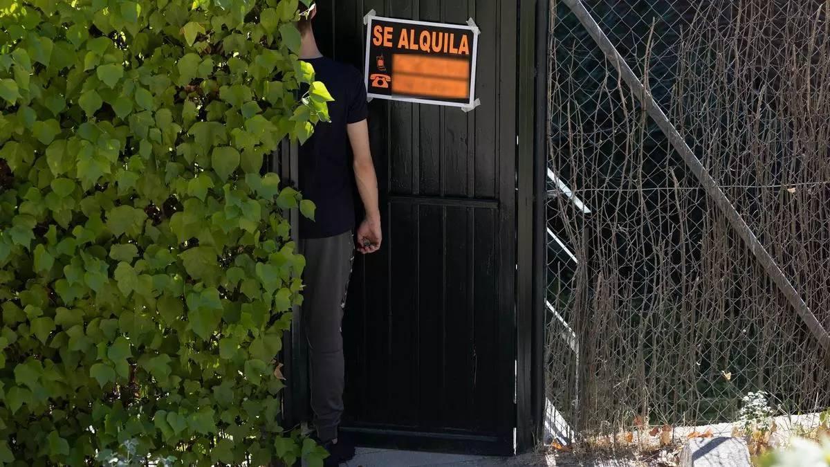 Un cartell que anuncia el lloguer d’un habitatge