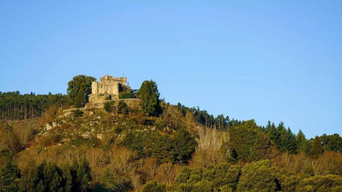 El precioso y desconocido castillo de Galicia que no puedes perderte: entorno natural único y buena comida en un pueblo de menos de 500 habitantes