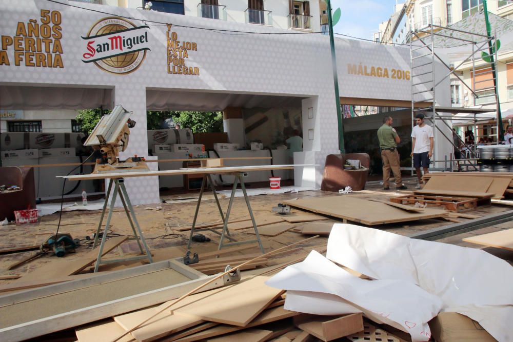 Las calles del centro de la ciudad y la plaza de la Constitución se ''visten'' para los días de fiesta que están a punto de llegar