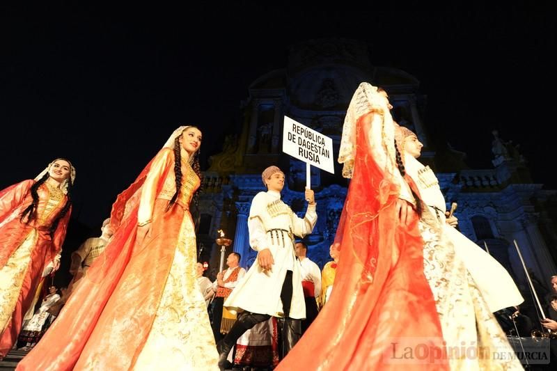 La Antorcha de la Amistad y el Moneo brillan en colores con motivo de este Festival Internacional de Folclore