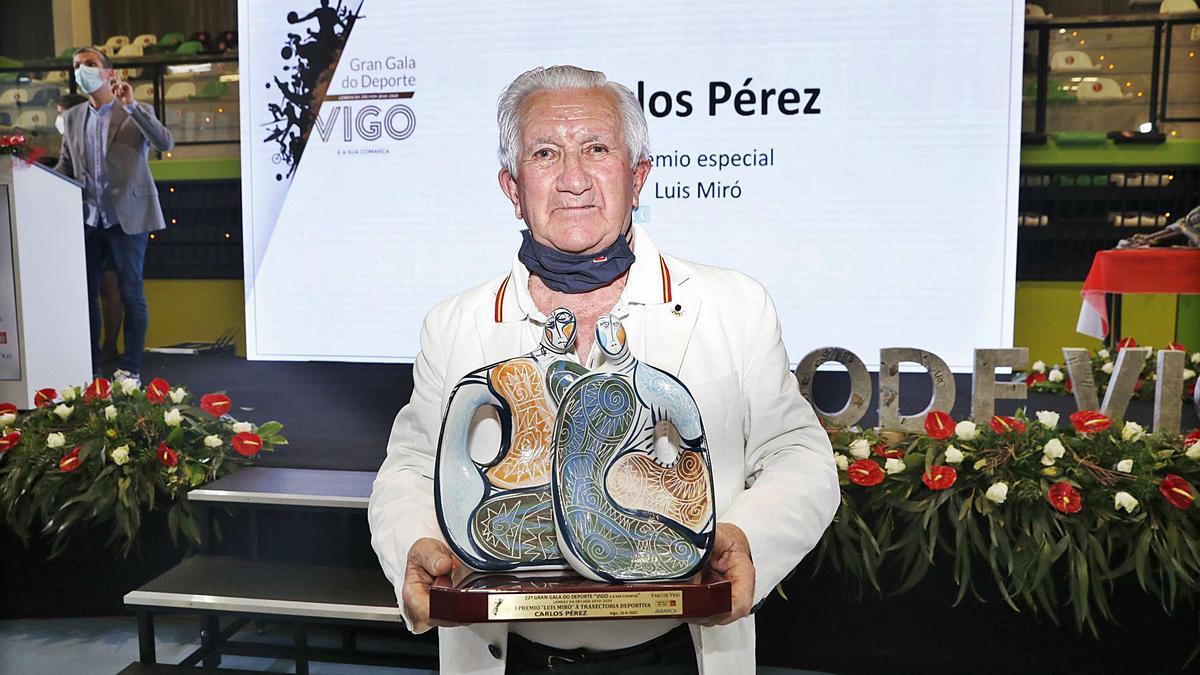 Carlos Pérez muestra el trofeo.  | // RICARDO GROBAS