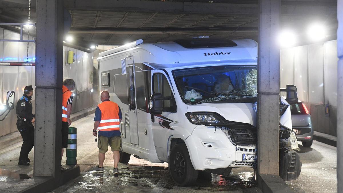 Una autocaravana choca contra un pilar en el túnel de María Pita