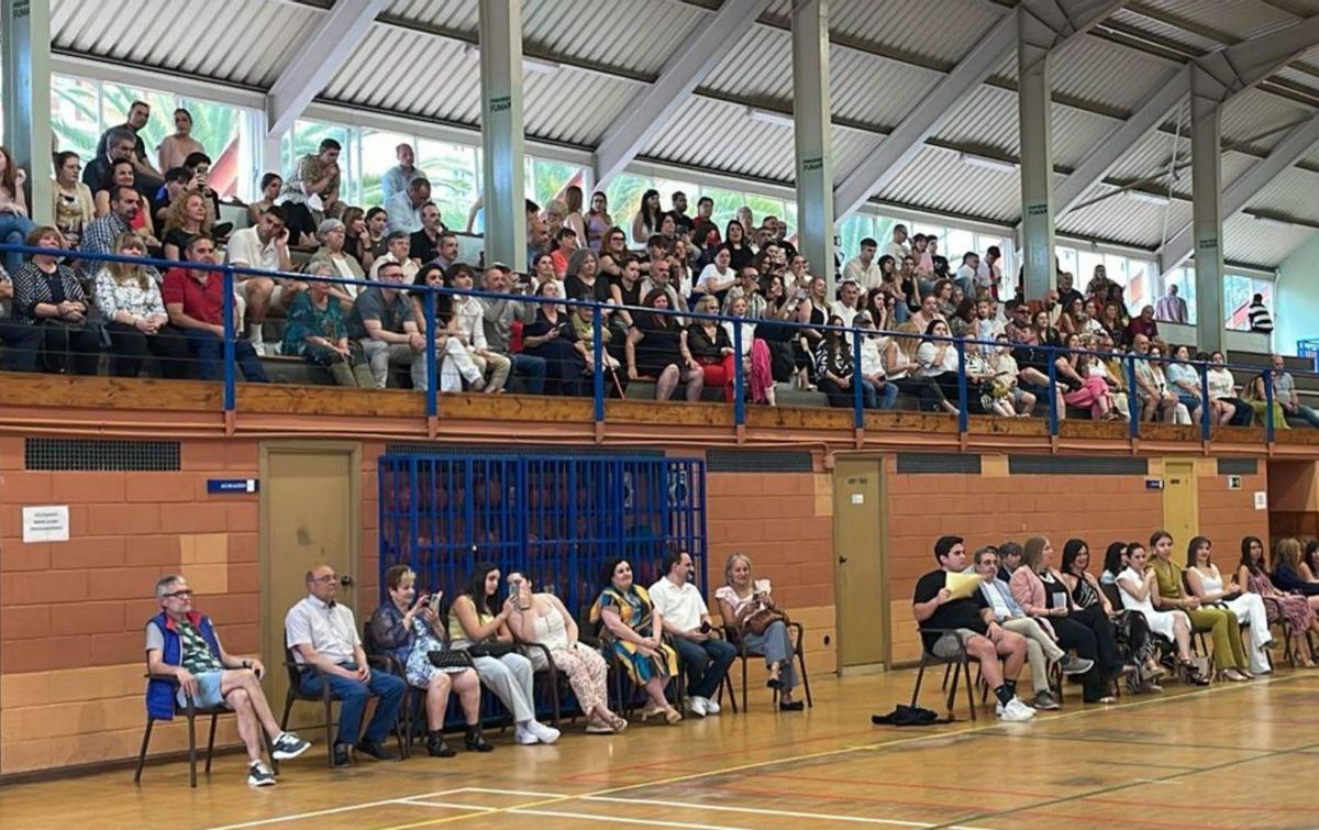 Familiares y amigos del alumnado del Isla de la Deva durante la graduación. | I. D. L. D.