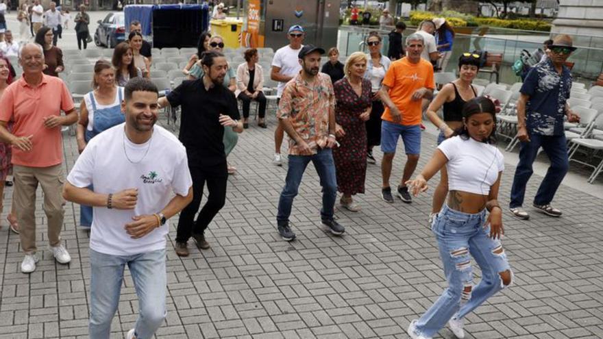 Ritmos de todo el mundo ponen a bailar a Pontevedra | GUSTAVO SANTOS