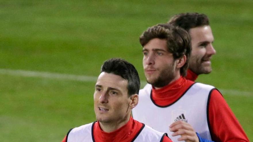 Aduriz, Sergi Roberto y Juan Mata, en un entrenamiento con la Roja.