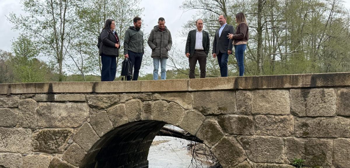 Merelles y Crespo visitaron el puente rehabilitado en el lugar de A Pontenoufe, en A Xesta.  |