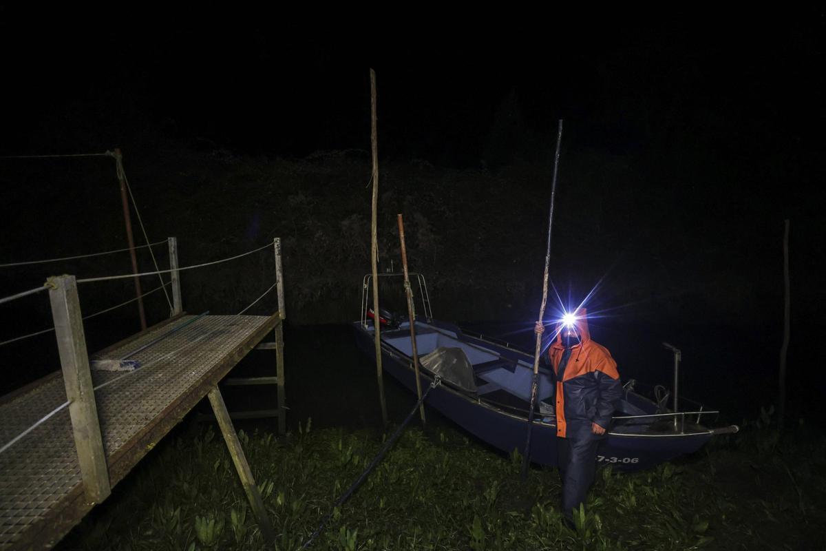 Las solitarias y duras noches de los anguleros de Asturias