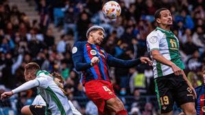 Araujo intenta rematar un balón en la semifinal de la Supercopa de España ante el Betis en Riad.