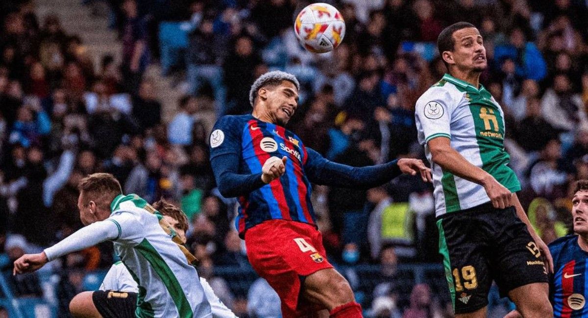 Araujo intenta rematar un balón en la semifinal de la Supercopa de España ante el Betis en Riad.