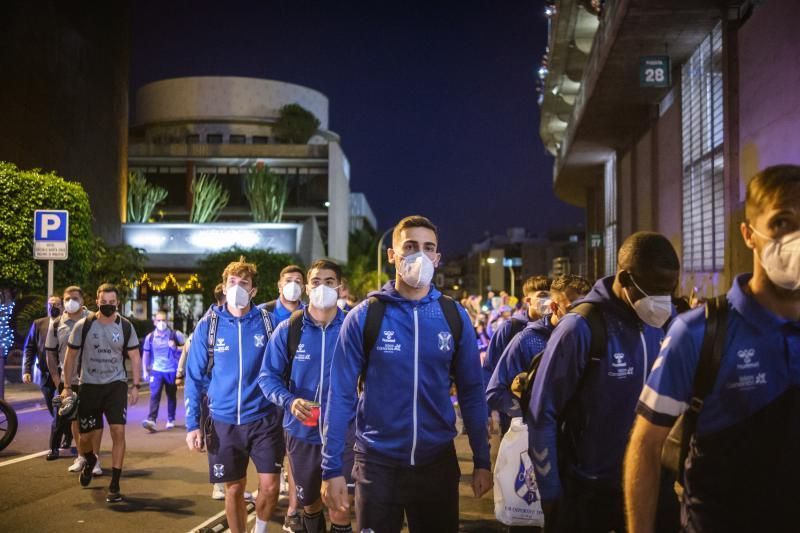 Derbi canario: La UD Las Palmas es recibida por los aficionados del CD Tenerife