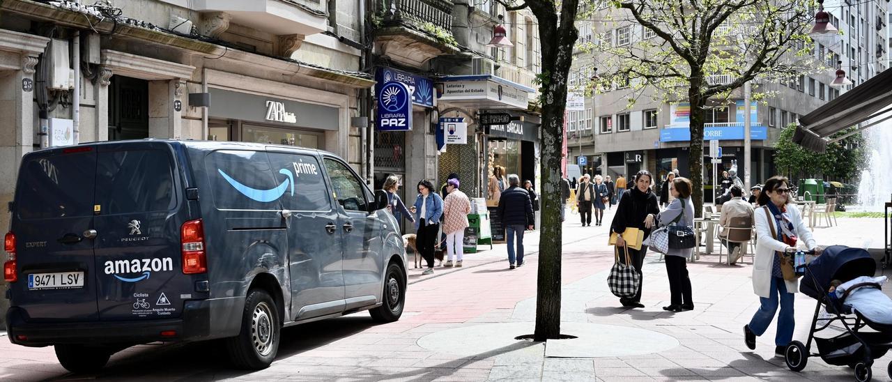 Furgoneta de reparto en la zona en la que el Concello pondrá los bolardos para evitar el tráfico.