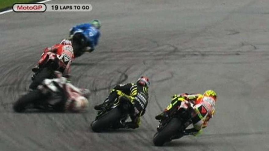 Secuencia de la caída que le costó la vida al piloto italiano Marco Simoncelli, con Colin Edwards y Valentino Rossi implicados en el accidente, ayer en el circuito malayo de Sepang . / tve