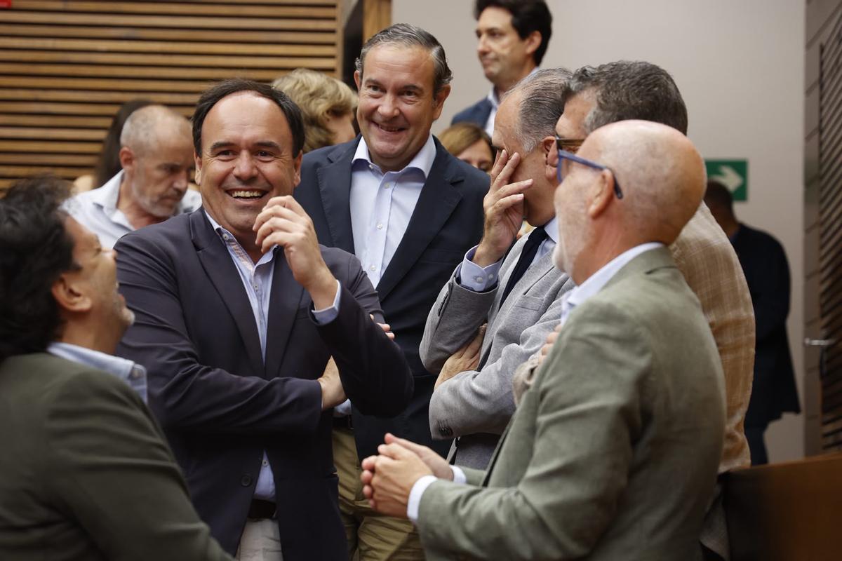 El president Pérez Llorca, rodeado de diputados del PP a su llegada a las Corts para votar los presupuestos de 2026, este miércoles.