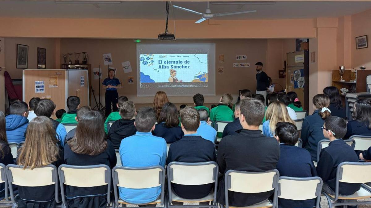 La haltera Alba Sánchez en el colegio de Alzira.