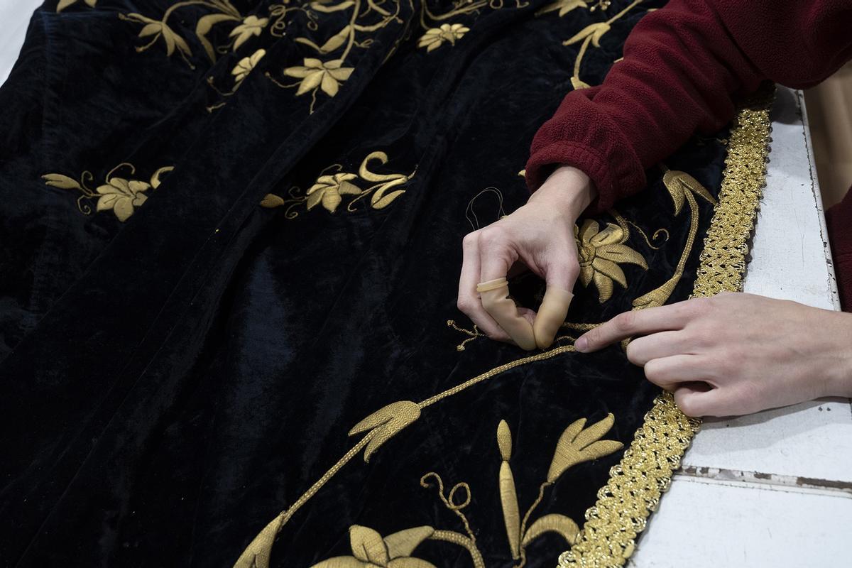 Un momento de la restauración del manto, en terciopelo y bordados en oro