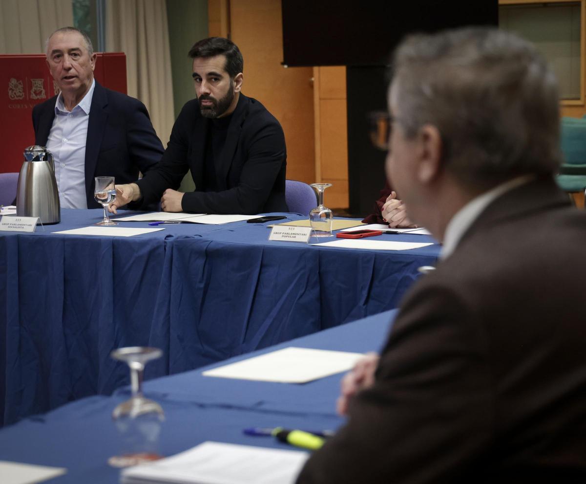 Los síndics de Compromís y PSPV, Joan Baldoví y José Muñoz, en la comisión mixta Corts-Consell sobre financiación, la semana pasada.