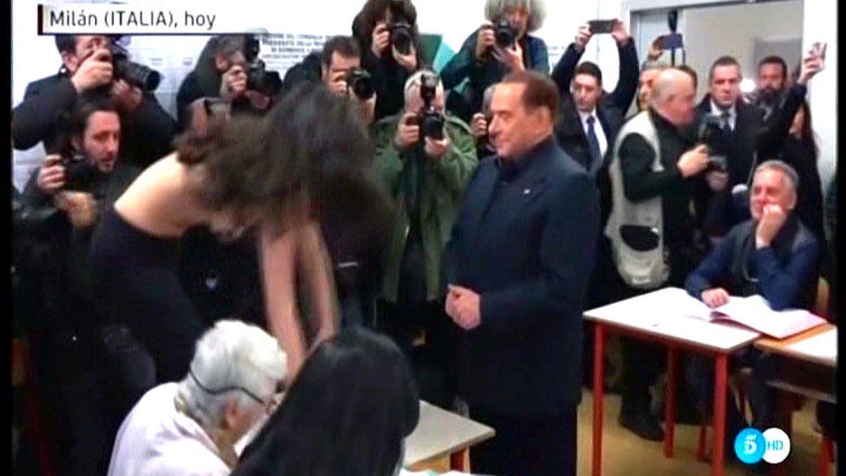 Berlusconi y la actvista de Femen (Tele 5).