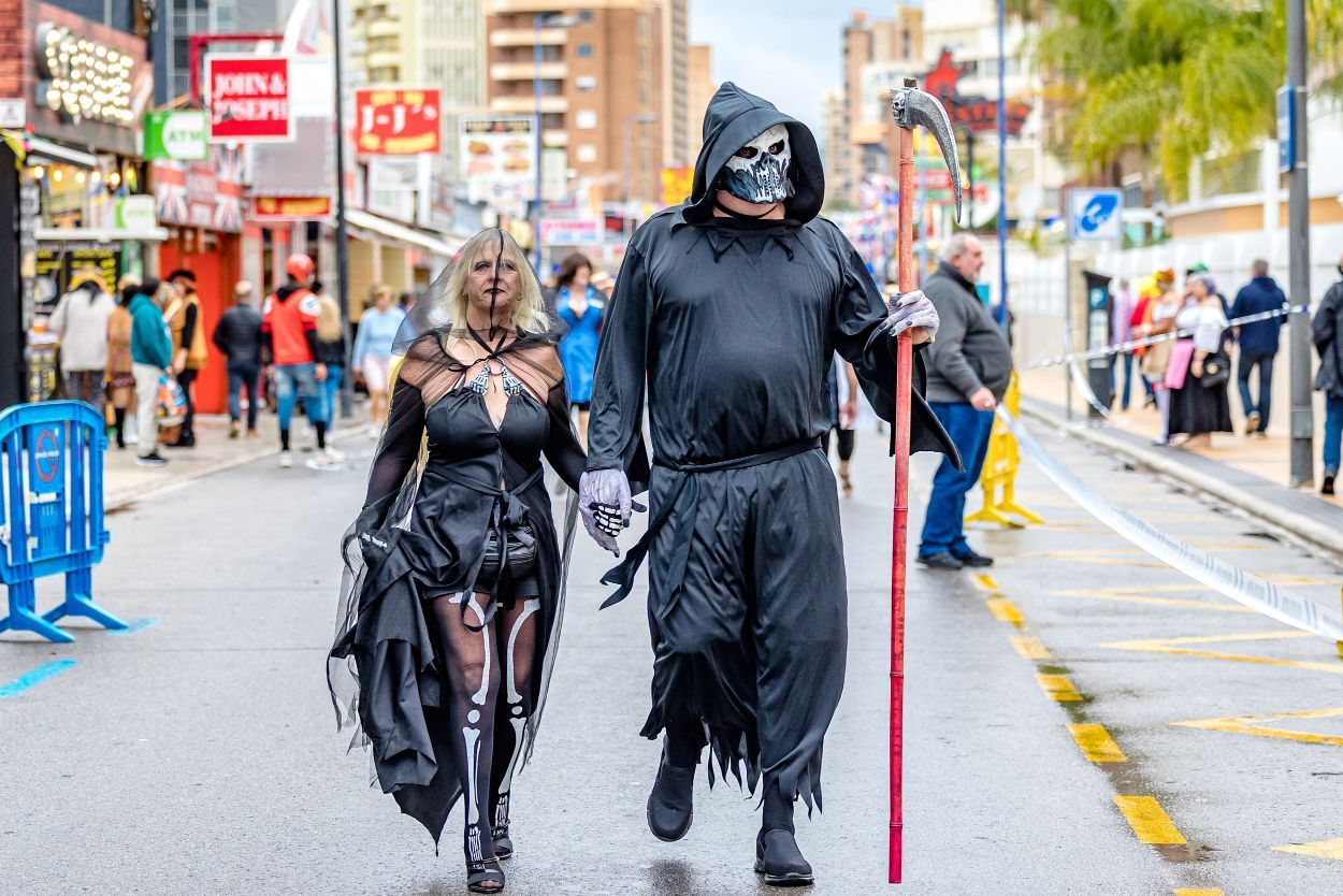 Los británicos desafían a la lluvia y celebran su "Fancy Dress Party" en Benidorm