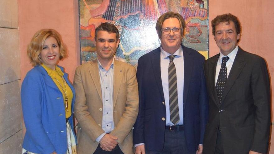 Montse San Francisco (Directora de Marketing de Casino Marbella), José Bernal (Alcalde de Marbella) y Javier Burgués (Director de Gerente del Casino) junto a Ricardo Alario, en la exposición &quot;20 cuadros y 40 años&quot; de Casino Marbella.