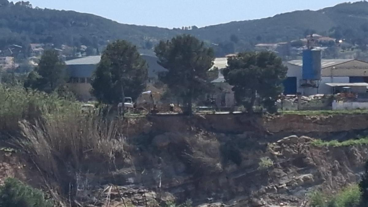 El agua desprendió la tierra del Camí del Motoret, en Real, al margen del río Magro.