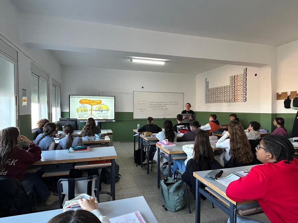 Alumnos dan clase en un aula de un instituto.