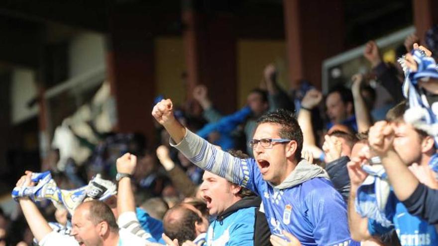 Un grupo de seguidores azules celebra el gol de Teo.