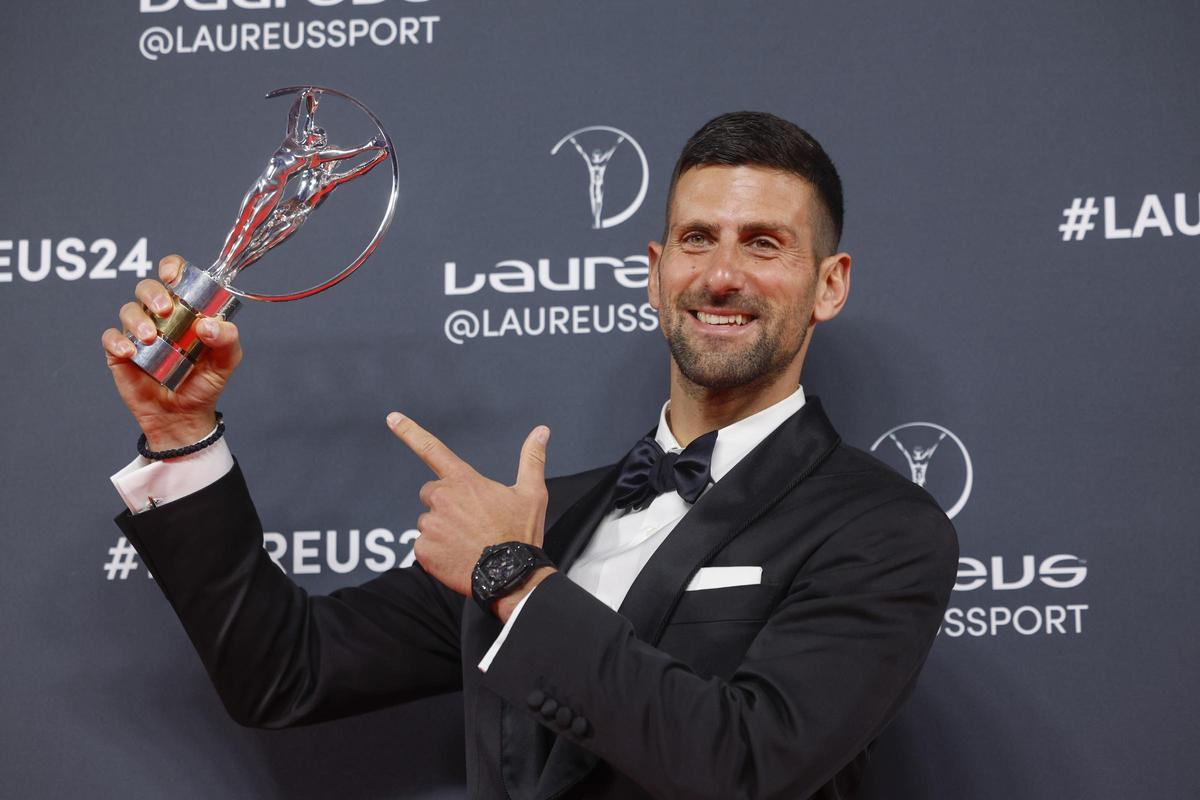 El tenista serbio Novak Djokovic posa con el premio a mejor deportista masculino del año durante la gala de entrega de los Premios Laureus 2024, este lunes en el Palacio Cibeles de Madrid.