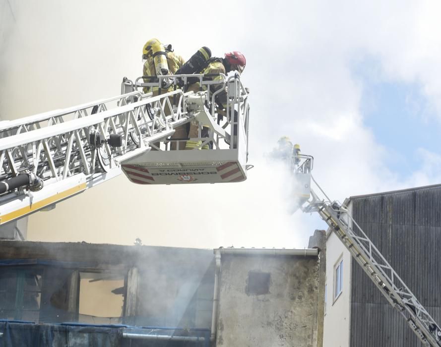 Los bomberos sofocan un incendio en una casa abandonada en A Falperra