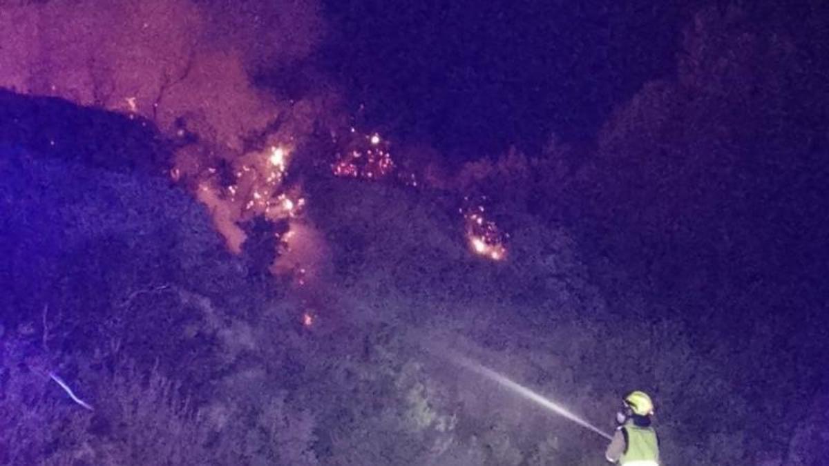 Un bombero trabaja en el incendio de Xert