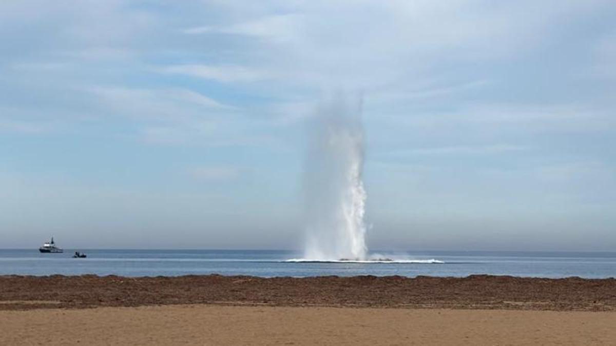 "Todo despejado" y cuenta atrás: así ha sido la explosión controlada de un obús en una playa de Dénia (vídeo)