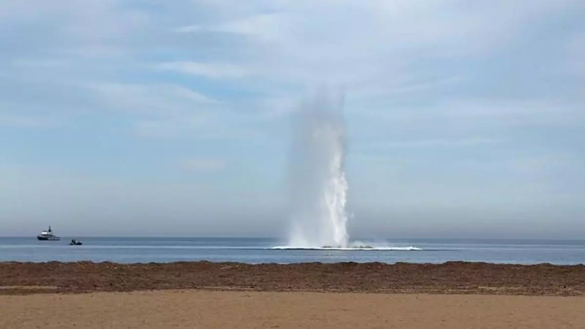 "Todo despejado" y cuenta atrás: así ha sido la explosión controlada de un obús en una playa de Dénia (vídeo)